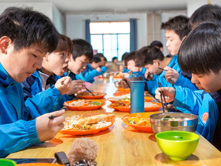 南郑学生用餐